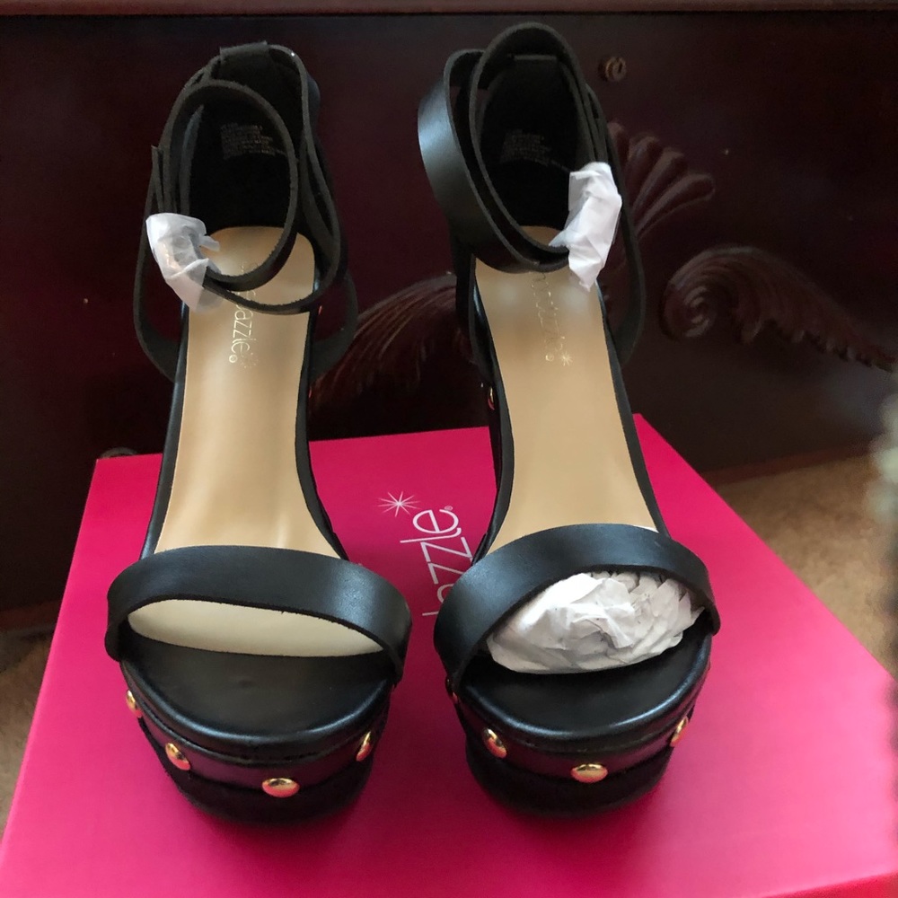Shoedazzle  wedges new in the box